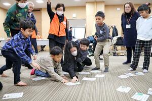 「とちお歌がるた」に挑戦する子どもたち＝１８日、長岡市中央公園