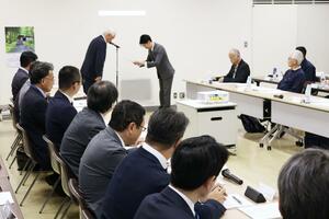 第12期の委員の代表者に依頼状を手渡した「地域の会」の定例会=14日、柏崎市荒浜1