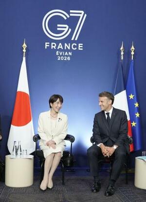 会談する高市首相(左)とフランスのマクロン大統領=16日、フランス東部エビアン(代表撮影・共同)