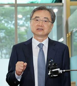 就任式を前に、報道陣の取材に応じる韓国の趙顕新外相=21日、ソウル(聯合=共同)