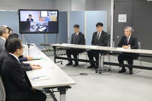 東京電力の経営陣と面会する柏崎刈羽原発運営会議の佐藤敏秀議長(右端)=14日、東京・内幸町