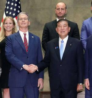ベセント米財務長官(左)と握手する石破首相=18日午後、首相官邸