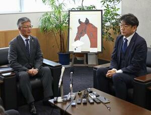 新潟県柏崎市の桜井雅浩市長(左)と会談する東電ホールディングスの小早川智明社長=23日午前、新潟県柏崎市
