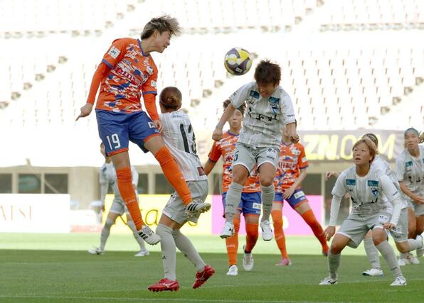 新潟Ｌーちふれ埼玉　前半、頭でゴールを狙うＦＷ城和怜奈＝ビッグスワン