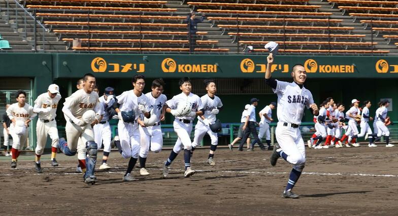 農林･正徳館･栃尾･分水･三商－十総・塩沢　サヨナラ勝ちをおさめスタンドにかけ出す５校連合チームのナイン＝三条市パールスタ