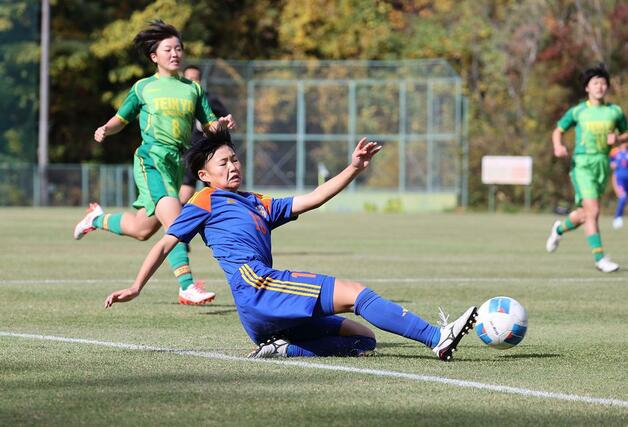 帝京長岡－開志学園ＪＳＣ　前半、開志学園ＪＳＣのＤＦ中村彩花が攻め込む＝新発田市