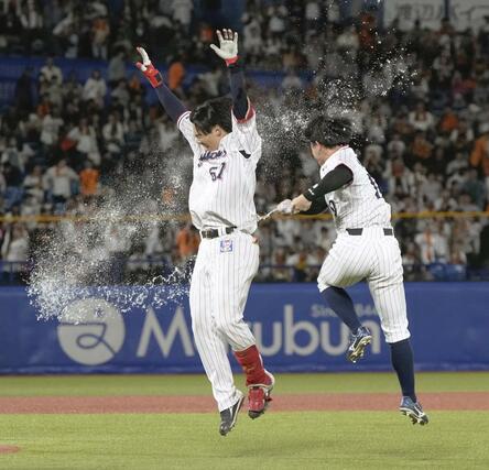 １０回、サヨナラ打を放ちチームメートから手荒い祝福を受けるヤクルト・伊藤（左）＝神宮