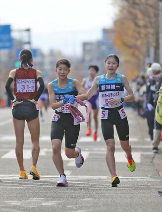 新潟第一の1区細貝唯莉が2区東野海和につなぐ=京都市