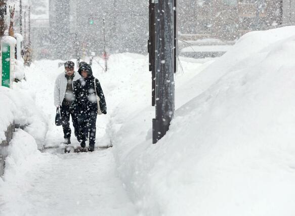 積雪が１メートルを超えた上越市（高田）＝２月１０日午後２時３０分過ぎ、上越市西城町３