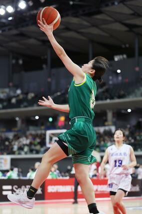 女子１回戦　明徳義塾（高知）－新潟産大付　第１クオーター、新潟産大付の泉水葵衣がレイアップシュートを決めて６－０＝東京都調布市西町の京王アリーナＴＯＫＹＯ