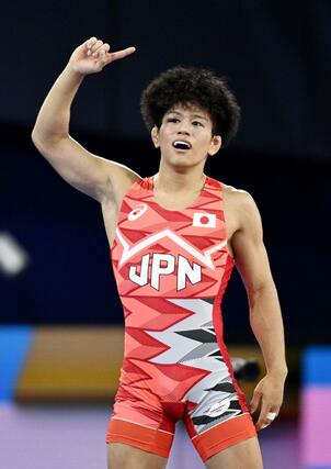 男子フリー６５キロ級で金メダルを獲得し、喜ぶ清岡幸大郎＝パリ（共同）