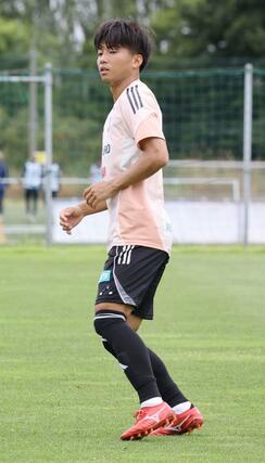 天皇杯３回戦東洋大戦に向けて、調整するＪ１アルビレックス新潟のＦＷ若月大和＝７月１５日午前、聖籠町東港５の新潟聖籠スポーツセンターアルビレッジ