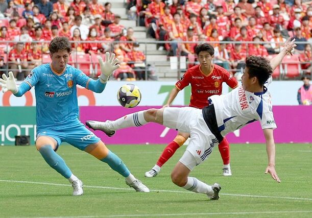 名古屋－新潟　前半、クロスにＦＷ谷口海斗が合わせるが、わずかに届かず＝３１日、豊田スタジアム