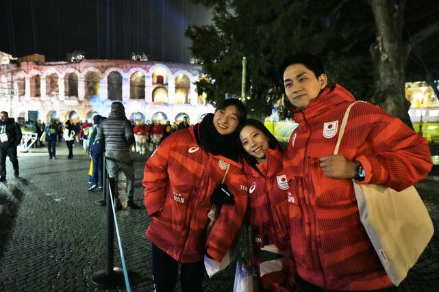 閉会式を終え、笑顔で引き揚げるフィギュアスケートの（左から）坂本花織、三浦璃来、木原龍一＝２２日、イタリア・ベローナ（共同）