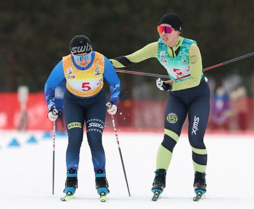 女子２０キロリレー　２走丸山萠衣（右・十日町総合高）が３走小島弥星（新潟経営大）にタッチ＝１７日、青森県大鰐町