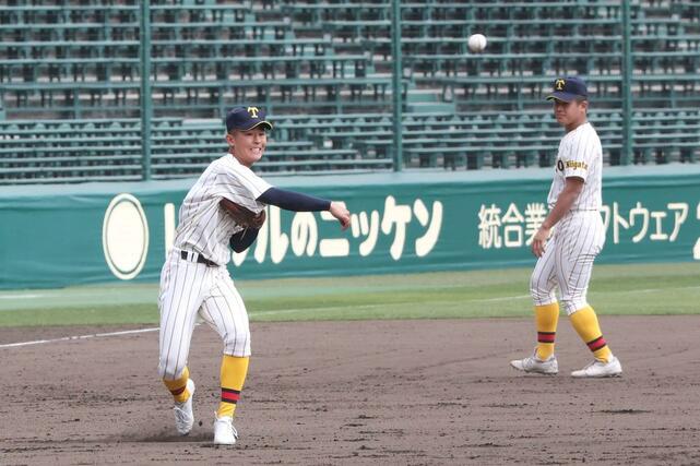 守備の連携を確認する帝京長岡の選手=15日、甲子園