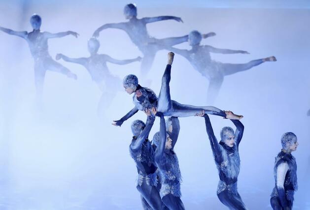 閉会式のアトラクションで踊る人たち＝２２日、イタリア・ベローナ（ゲッティ＝共同）