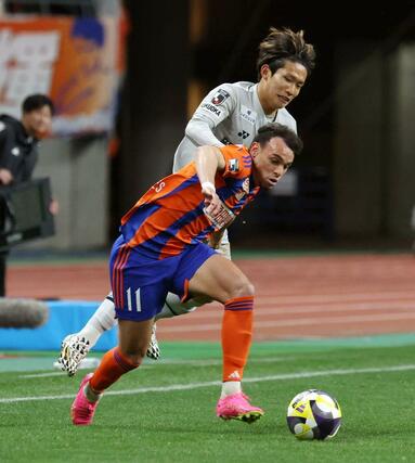 新潟－福岡　後半、ＭＦダニーロ・ゴメスが攻め上がる＝ビッグスワン