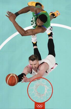 日本－ブラジル　第１クオーター、シュートを放つホーキンソン＝リール（共同）