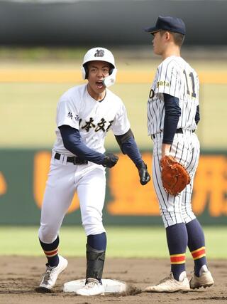 日本文理－帝京長岡　１回日本文理２死一、二塁、臼木彪牙が２点適時二塁打を放ち２－０。二塁上でガッツポーズ＝２３日、三条市月岡４の三条パール金属スタジアム