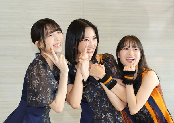 写真撮影に笑顔を見せるRYUTist