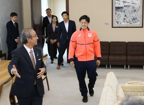 知事の歓迎を受ける古野慧選手＝６月２３日、県庁