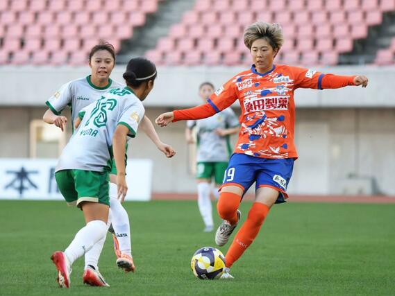 新潟Ｌ－日テレ東京Ｖ　後半、途中出場のＭＦ城和怜奈がドリブル突破を図る＝デンカビッグスワン