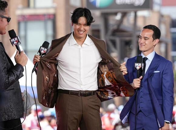 米大リーグ、オールスター戦で試合前恒例行事のレッドカーペットショーに参加し、愛犬デコピンがプリントされたスーツの裏地を見せるドジャースの大谷翔平＝アーリントン（共同）