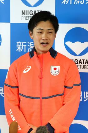 表彰式後報道陣の取材を受ける古野慧選手＝６月２３日、県庁