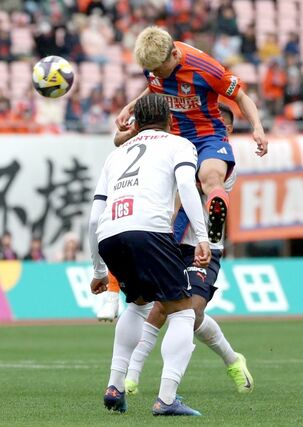 新潟-横浜FC 後半、クロスに頭で合わせるMF小見洋太=ビッグスワン
