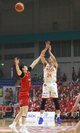 岩手－新潟　第１クオーター、田中成也が３点シュートを決め１３－４＝５月１８日、盛岡タカヤアリーナ