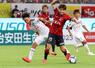 鹿島－新潟　前半、激しい守備に阻まれるＭＦ藤原奏哉（２５）＝カシマ