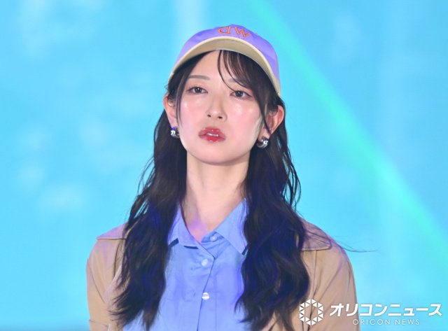 日向坂46・金村美玖、ベージュ×青のトレンドカラー映える“ゆる