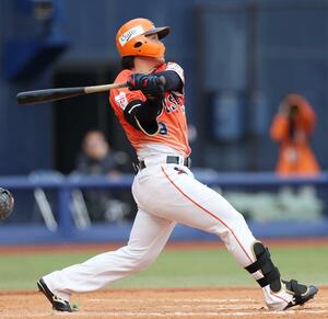 オイシックス－ロッテ　９回オイシックス無死一塁、髙山俊が２点本塁打を放ち４－３＝エコスタ（写真映像部・菊池雪那）