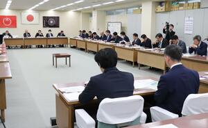 原発事故時の避難について自民党県議団が内閣府の幹部から説明を受けた会合。ベテラン県議を中心に懸念の声が相次いだ=3月13日、県議会