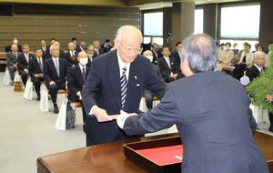 春の叙勲と危険業務従事者叙勲の伝達式=8日、県庁