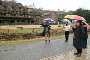 訪日客誘致のモニターツアーで、北沢浮遊選鉱場を見学する参加者ら=佐渡市相川地区