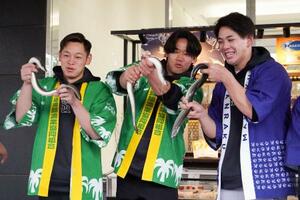 　ウナギのつかみ取りに参加したソフトバンクの（左から）鈴木豪、稲川、高橋＝５日、宮崎市