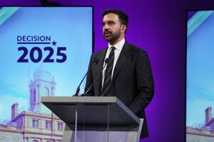 22日、米ニューヨークで市長選の討論会に参加するゾーラン・マムダニ氏(ニューヨーク・タイムズ紙提供、AP=共同)