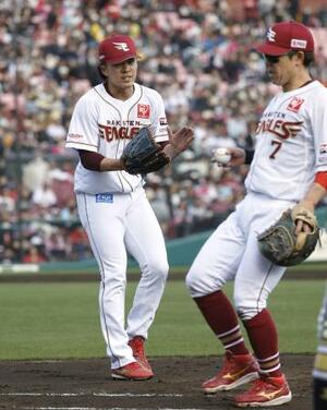 　７回オリックス１死、シーモアを一ゴロに打ち取りグラブをたたく楽天・早川。右は一塁手鈴木大＝楽天モバイルパーク