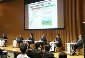 ペロブスカイト太陽電池を県内で産業化する方法などについて語り合ったパネルディスカッション＝新潟市中央区