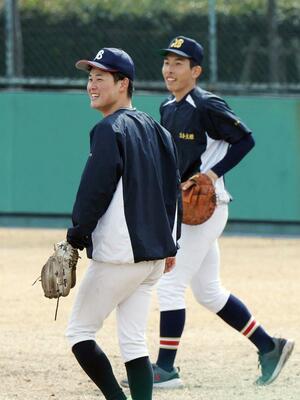 日本文理の練習を笑顔でサポートする卒業生の吉田拓海さん（右）と豊澤怜空さん＝２０日、兵庫県西宮市