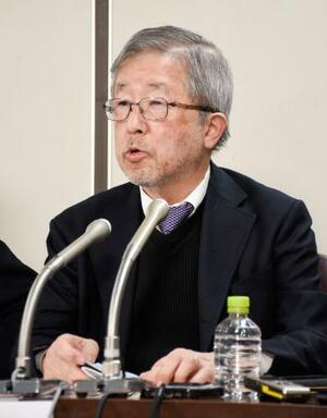 提訴後に記者会見する飯村豊さん=24日午後、東京・霞が関の司法記者クラブ