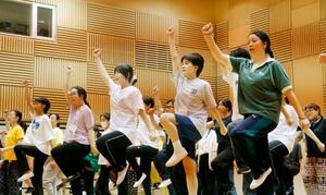 ミュージカルの練習に励む出演者=23日、前橋市