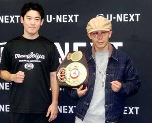 　記者会見後、写真撮影に応じるＷＢＡバンタム級王者の堤聖也（右）＝１８日、東京都内