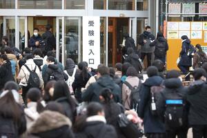 小雪が舞う中、会場に急ぐ受験生=1月18日午前8時半ごろ、新潟市西区五十嵐2の町の新潟大五十嵐キャンパス