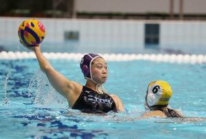 予選リーグの千葉戦で攻める新潟のエース、小出未来(ブルボン)=佐賀市