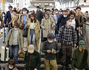 大きな荷物を抱えた帰省客らで混雑するJR新潟駅=4月26日、新潟市中央区