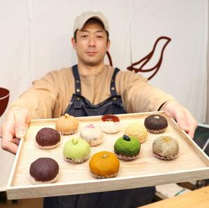 かわいらしいおはぎをアピールする「ヨブコドリ」の店長、佐藤健太さん=長岡市要町2