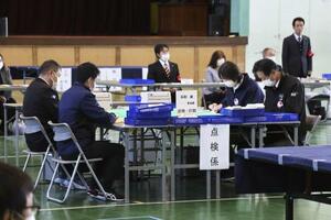 　２０２５年１１月、２人の候補者が得票同数となった茨城県神栖市長選を巡り、全票を再点検する市職員ら＝神栖市